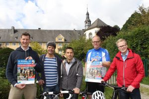 Freuen sich vor Gut Holthausen auf die 28. Bürener Rad-Touren-Fahrt: v.l. Philipp Freiherr von Fürstenberg, Donald Welling, Radfüchse Büren, Bürgermeister Burkhard Schwuchow, Torsten Hieke, Radfüchse Büren sowie Michael Kubat, Stadt Büren